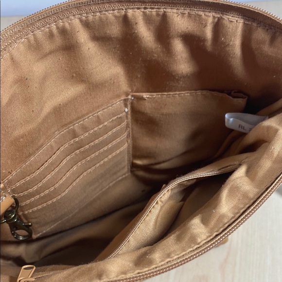 Relic Tan Shoulder Bag with Sleek Design - Picture 7 of 10